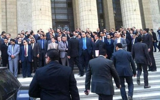   مصر اليوم - القضاة المصريون يعتصمون في ناديهم حتى 30 يونيو ويؤكدون دعمهم للجيش