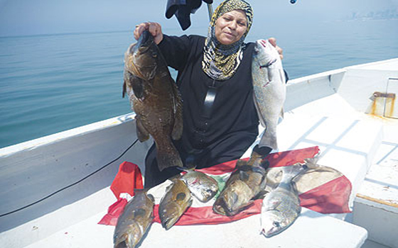   مصر اليوم - اللبنانية إلهام سليم صيادة سمك 35 عامًا وتحمل لقب البحارة المغامرة