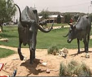 مصر اليوم - سقوط مراهق على قرن تمثال ثور ينهي حياته