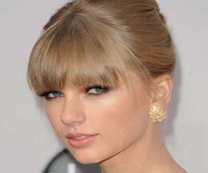   مصر اليوم - النجمات يفضلن الزمرد والأقراط الصغيرة المتميزة بالأحجار