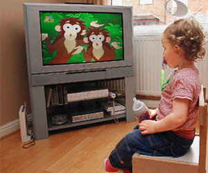 مصر اليوم - مشاهدة الأطفال للتليفزيون يطور قدراتهم الدراسية