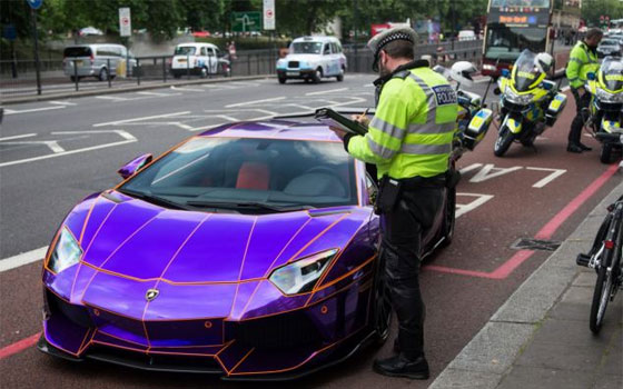   مصر اليوم - شرطة لندن تحتجز سيارة لامبورغيني كان يقودها ثري قطري بغير رخصة قيادة