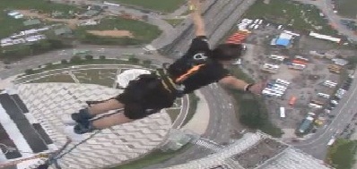   مصر اليوم - أول يمني وثاني عربي يقفز من أطول برج في العالم