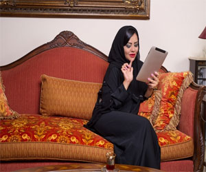   مصر اليوم - اتجاه السعوديات لشراء ملابسهنّ عن طريق الإنترنت