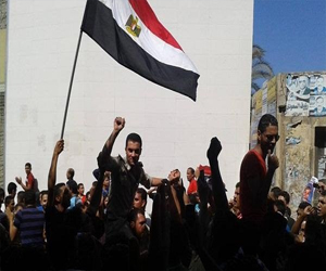   مصر اليوم - الشرطة تشارك المتظاهرين هتافاتهم في السنبلاوين