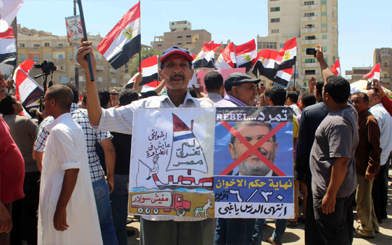   مصر اليوم - المئات في جمعة الإنذار الأخير يرفعون الكروت الحمراء للمطالبة برحيل مرسى