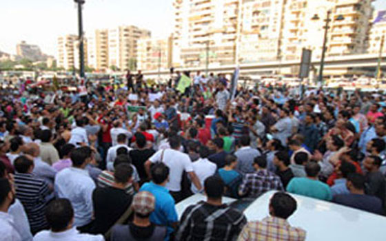 مصر اليوم - انطلاق مسيرة مصطفى محمود إلى التحرير رافعين الكروت الحمراء لمرسي