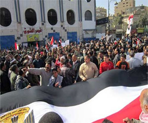   مصر اليوم - القوى السياسية تتسابق لتوزيع  بياناتها أمام مساجد السويس