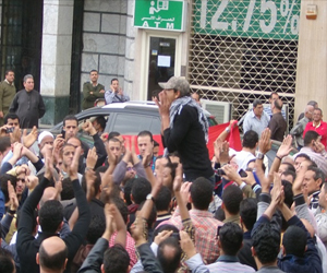   مصر اليوم - المئات يتظاهرون في بورسعيد والسويس للمطالبة برحيل مرسي