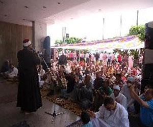   مصر اليوم - معتصمو الأقصر يؤدون صلاة الجمعة أمام مكتب المحافظ المستقيل