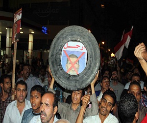   مصر اليوم - مسيرات حاشدة بالآلاف في شوارع السويس وهم يحملون الاستبن