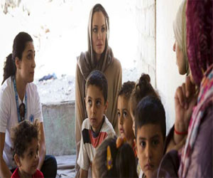   مصر اليوم - أنجيلينا جولي تسعى لتبنّي طفل سوريّ بمساعدة الملكة رانيا.