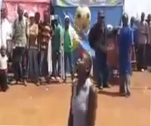   مصر اليوم - سيدة إفريقية تنافس ميسي ورونالدو بمهارات ساحرة