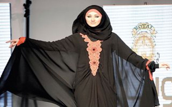   مصر اليوم - عباءة فاخرة تتمتع بالتفرد والخصوصية للمصمم المصري محمد فاروق