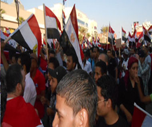   مصر اليوم - الآلاف يحتشدون في الغردقة للمطالبة برحيل النظام
