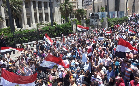   مصر اليوم - عشرات الآلاف يتظاهرون في الإسكندرية وينصبون الخيام استعدادًا للاعتصام