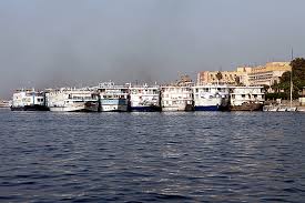   مصر اليوم - مسيرة باللنشات السياحية في نيل الأقصر