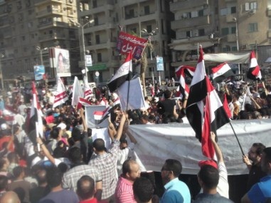   مصر اليوم - الآلاف يتظاهرون في سوهاج ضد الرئيس مرسي