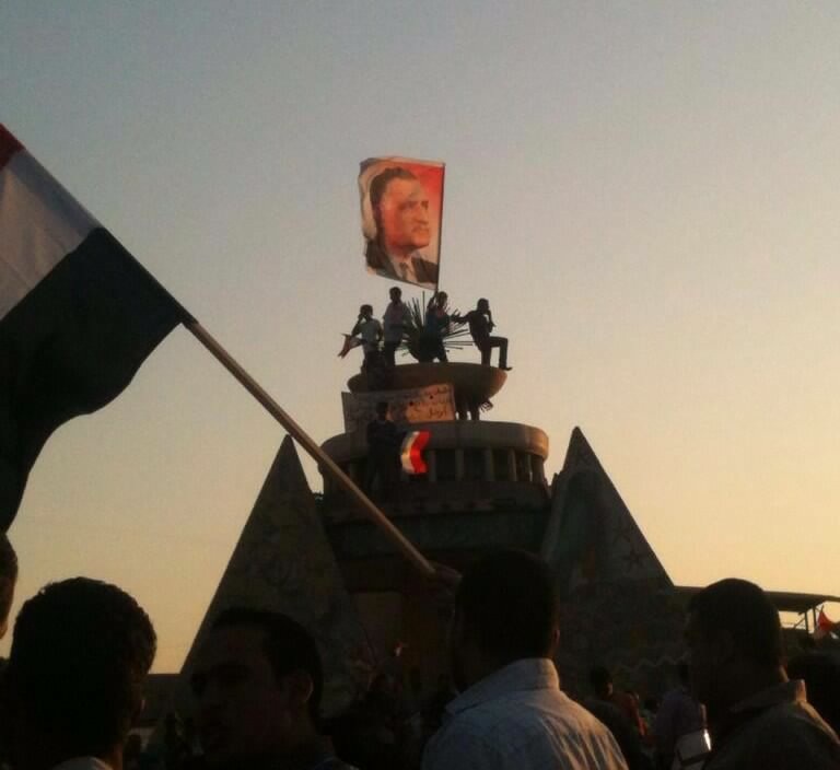   مصر اليوم - صور عبد الناصر ترتفع على نافورة في ميدان الثقافة في سوهاج‏