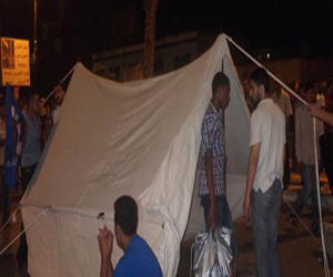   مصر اليوم - متظاهرو السويس يستعدون للاعتصام بنصب الخيام