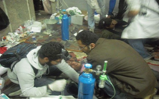   مصر اليوم - عمل جراحي ضخم في مستشفى ميداني في درعا يستغرق 13 ساعة و5 جراحين