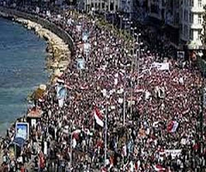   مصر اليوم - متظاهرو الإسكندرية يسلمون للشرطة شخصًا وزع مياه ملوثة أدت لتسمم عدد منهم