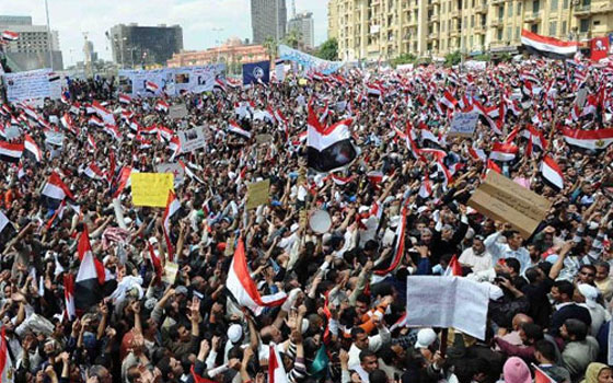   مصر اليوم - المتظاهرون يتوافدون إلى التحرير والاتحادية ومؤيدو مرسي يواصلون اعتصامهم