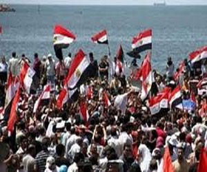   مصر اليوم - توافد الآلاف على ميدان أكوا فن في الغردقة للمشاركة في التظاهرات