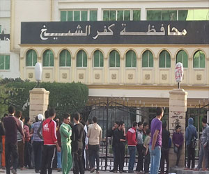   مصر اليوم - محتجون يغلقون مجلسي مدينتي دسوق وسيدي سالم في محافظة كفر الشيخ