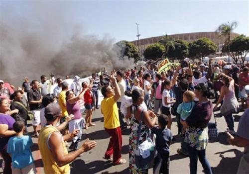   مصر اليوم - المتظاهرون يواصلون احتجاجاتهم ويحتلون موقع إنشاء الاتحاد البرازيلي