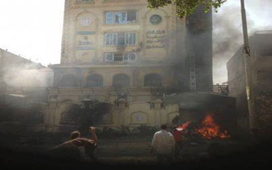   مصر اليوم - المتظاهرون يقتحمون مقر الإخوان المسلمين في المقطم ويشعلون فيه النيران