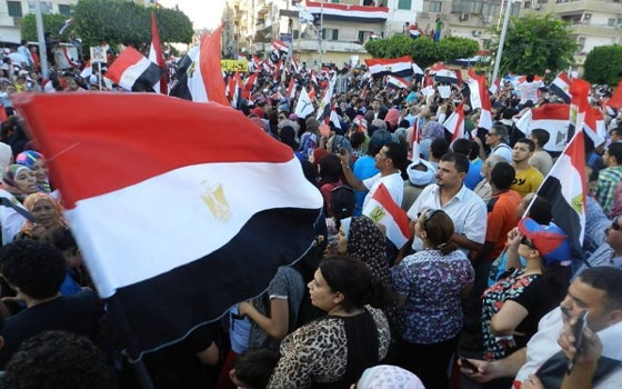   مصر اليوم - متظاهرو الإسماعيلية يغلقون ديوان المحافظة ويمنعون العاملين من الدخول