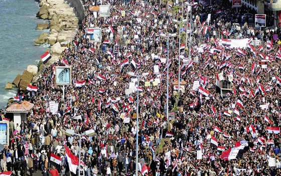   مصر اليوم - آلاف الإسكندرانية يحتشدون في الميادين للمطالبة برحيل  مرسي