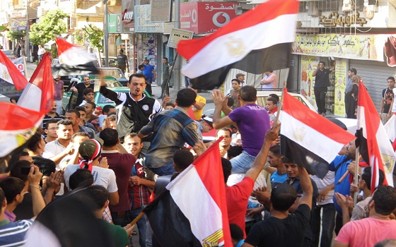   مصر اليوم - المعتصمون يغيرون علم الأقصر ويعلنون العصيان المدني حتى رحيل مرسي