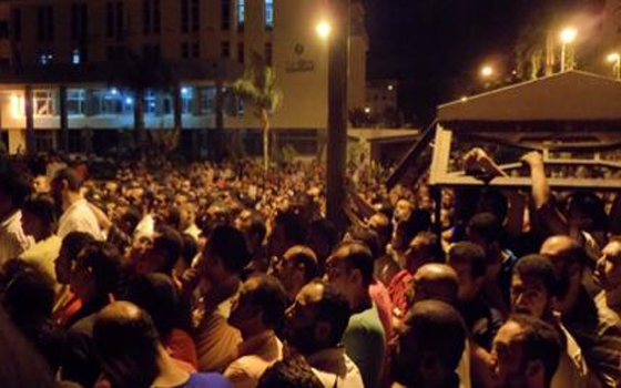   مصر اليوم - المتظاهرون يعلنون استقلال محافظة السويس عن حكم الإخوان المسلمين