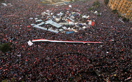   مصر اليوم - 12 قتيلاً و734 مصابًا والمتظاهرون يغلقون مُجمّع التحرير إلى حين رحيل مرسي