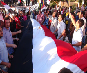   مصر اليوم - المئات يحتفلون ببيان القوات المسلحة في شوارع الأقصر