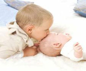 مصر اليوم - كيف تجهزي ابنك لاستقبال أخيه ؟