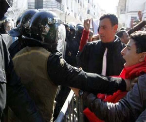   مصر اليوم - تونس تشهد مُواجهات عنيفة احتجاجًا على وفاة شخص داخل مركز أمن