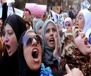   مصر اليوم - تظاهر المئات من السيدات في قنا للمطالبة برحيل مرسي