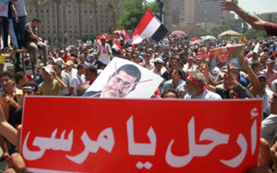   مصر اليوم - مرسي يعلن أن حياته مقابل الشرعية ويوافق على مبادرة من الجيش والمعارضة