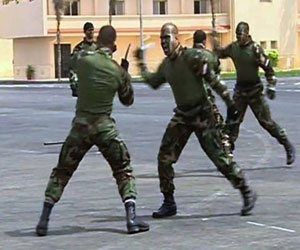   مصر اليوم - تدريبات مكثفة لقوات الصاعقة في شوارع السويس