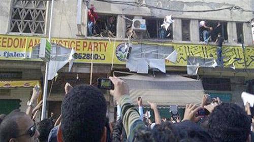   مصر اليوم - محتجون يقتحمون مقر الحرية والعدالة غرب الإسكندرية