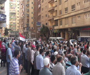   مصر اليوم - مؤيدو الرئيس مرسي ينظمون تظاهرة أمام ستاد الجامعة