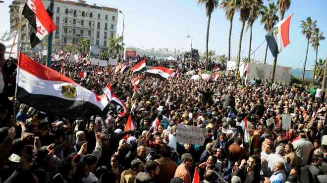   مصر اليوم - محافظ البحر الأحمر يحتفل مع المتظاهرين بسقوط الإخوان