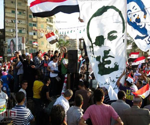   مصر اليوم - المتظاهرون يغلقون مبنى حي شرق المنصورة اعتراضًا على خطاب مرسي