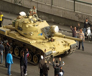 مصر اليوم - مدرعات الجيش تطوف شوارع الإسماعيلية وسط هتافات ترحيب المتظاهرين