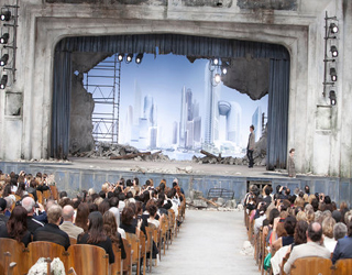   مصر اليوم - لاغرفيلد يجمع بين الكلاسيكية والعصرية