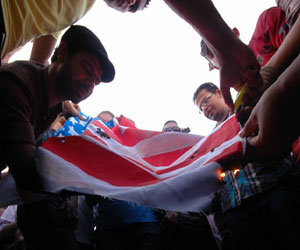   مصر اليوم - السويس: حرق علم أميركا والجيش يشارك في تأمين المتظاهرين