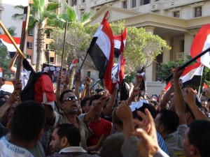   مصر اليوم - أفراح في الأقصر بعد بيان القوات المسلحة والأهالي يطلقون الأعيرة النارية في الهواء